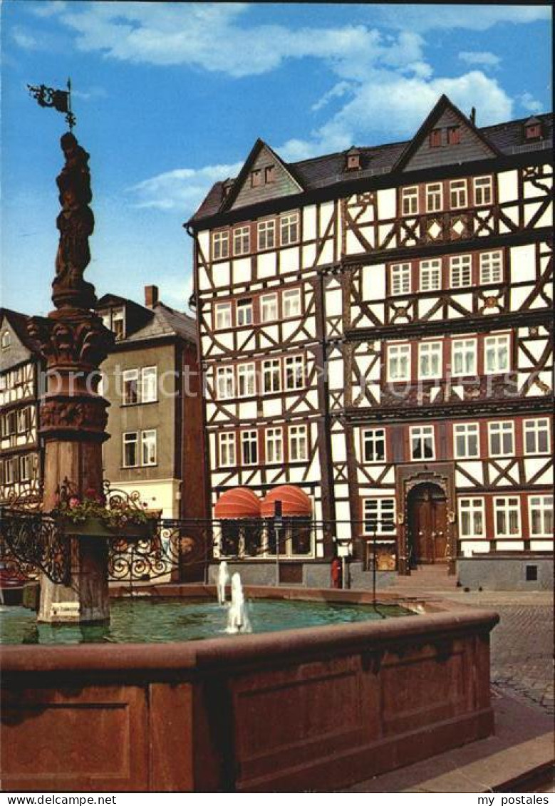 Butzbach Marktbrunnen Fachwerk mit Benderschem Haus