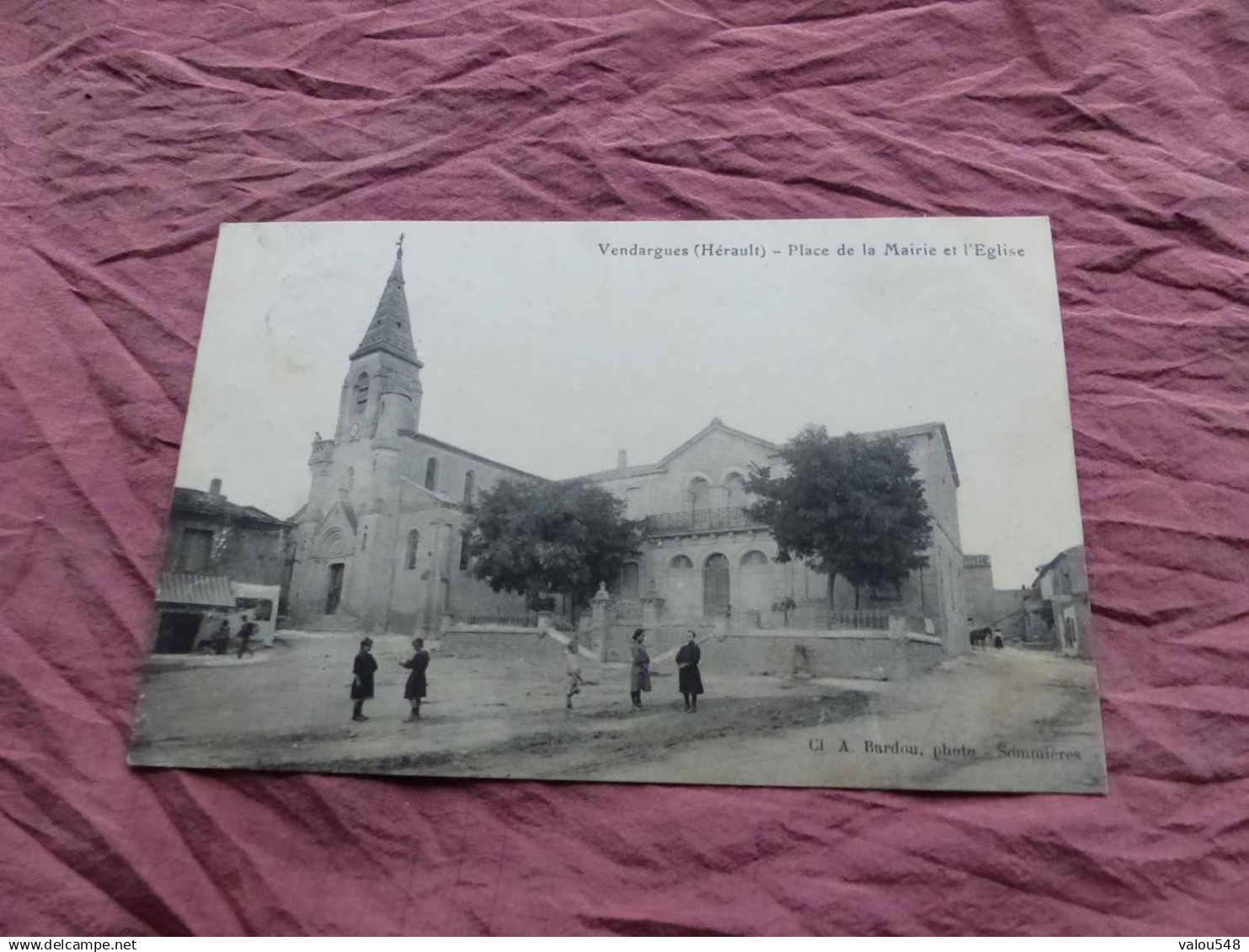 C-4517 , CPA, VENDARGUES , Place de la Mairie et l'église