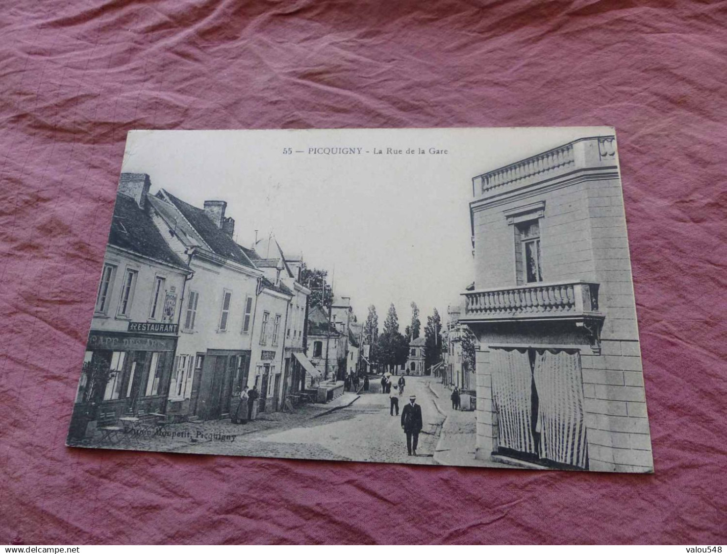 C-5140  ,CPA, PICQUIGNY, la Rue et la Gare