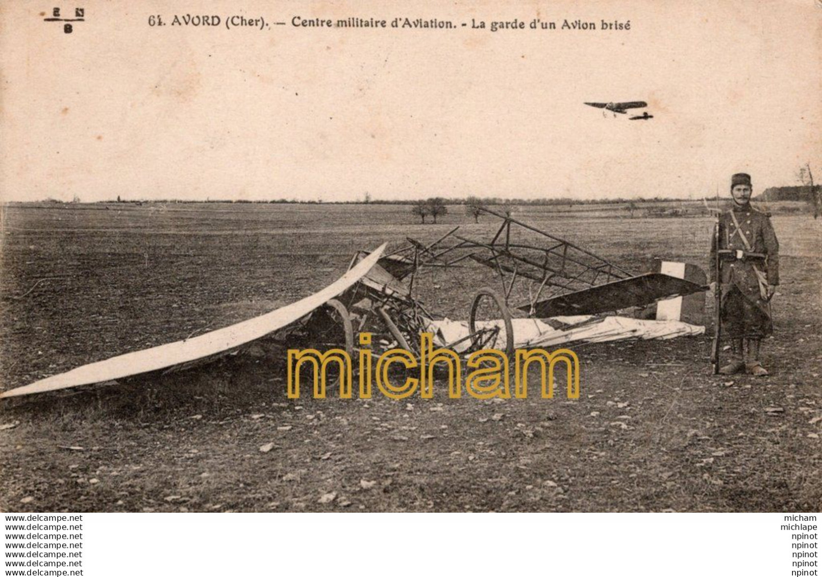 C P A  - 18  - AVORD  -  centre militaire d'aviation - la garde d'un avion brisé