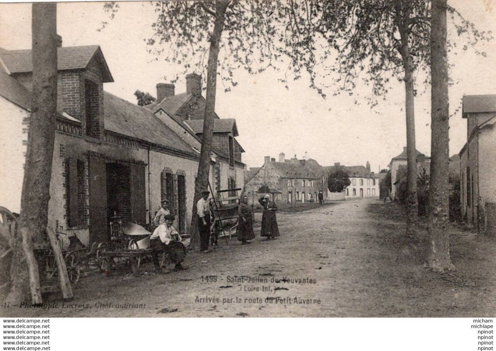 C P A   44 -    SAINT  JULIEN DE VOUVANTES - arrivée par la route du petit auverné