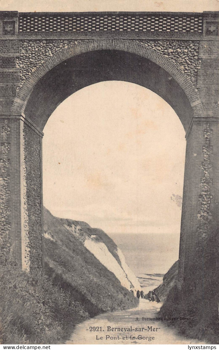 C002 France, Berneval-sur-Mer vintage postcard