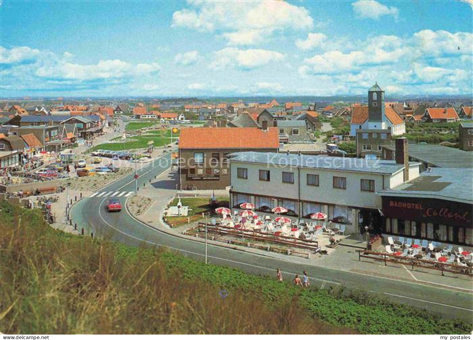 Callantsoog Schagen Noord-Holland NL Dorpsplein Badhotel Terrasse Kirche Dorf St