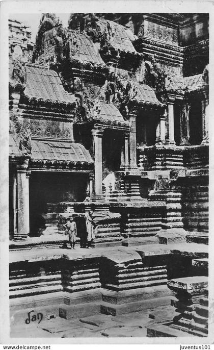 CPSM Cambodja-Cambodge-Angkor Vath-Un coin de la cour-Timbre        L4338