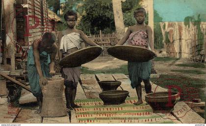 Kompong Cham - Femmes vannant du riz. CAMBODIA     ASIA  ASIE INDOCHINE