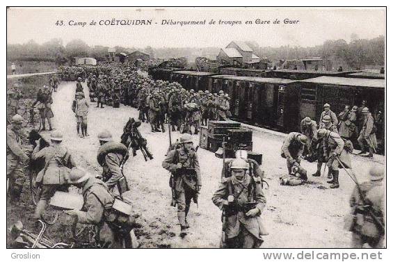 CAMP DE COTQUIDAN 43 DEBARQUEMENT DES TROUPES EN GARE DE GUER (MILITAIRES SORTANT DU TRAIN BELLE ANIMATION)