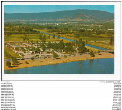 carte de SKAHA  BEACH AND OKANAGAN WITH THE CITY  ( cachet penticton ) ( recto verso )