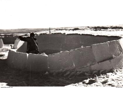 CHURCHILL / ESQUIMAUX / CONSTRUCTION DE L IGLOO
