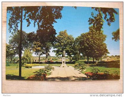 Canada - Lord Beaverbrook  Statue - Fredericton - New Brunswick    D113186
