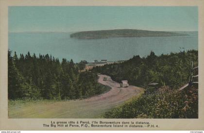 PERCE - La grosse côte à Percé, l'Ile Bonaventure dans la distance