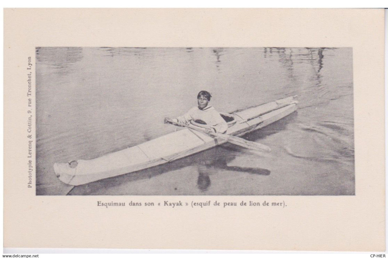 CANADA - TERRITOIRES EXTREME-NORD CANADIEN - ESQUIMAU DANS SON KAYAK - ESQUIF DE PEAU DE LION DE MER