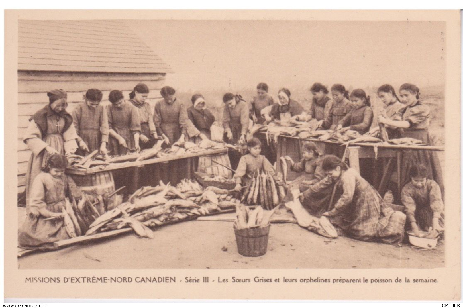 CANADA - TERRITOIRES EXTREME-NORD CANADIEN - LES SOEURS GRISES ET LEURS ORPHELINES PREPARENT LE POISSONS