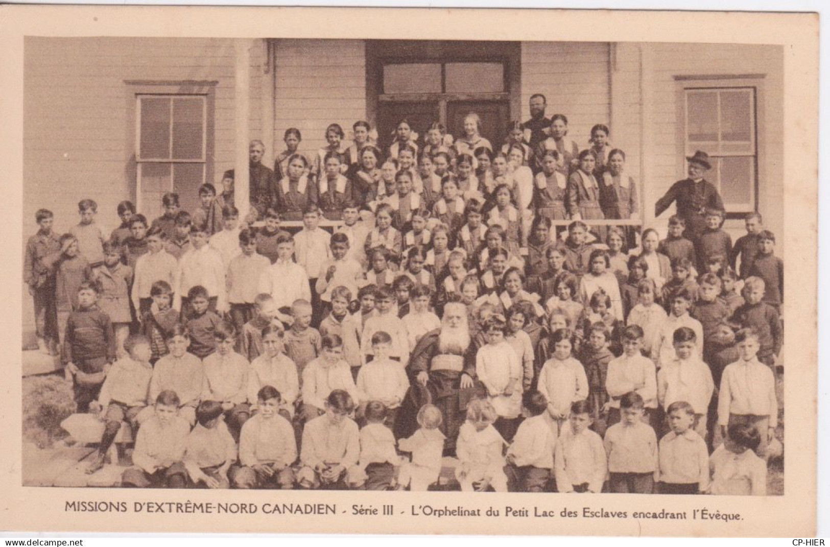 CANADA - TERRITOIRES EXTREME-NORD CANADIEN - ORPHELINAT DU PETIT LAC LES ESCLAVES ENCADRANT L'EVEQUE