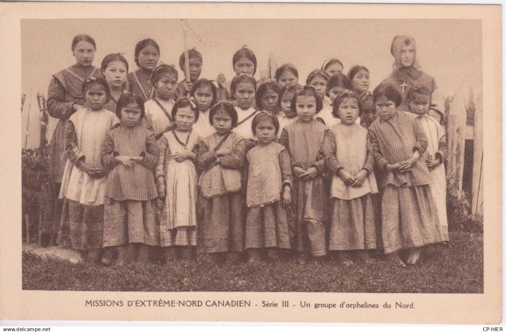 CANADA - TERRITOIRES EXTREME-NORD CANADIEN - UN GROUPE DE FILLES ORPHELINES  DU NORD