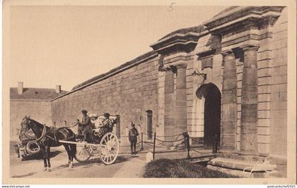 B77421 une caleche quite la citadelle quebec  canada scan front/back image