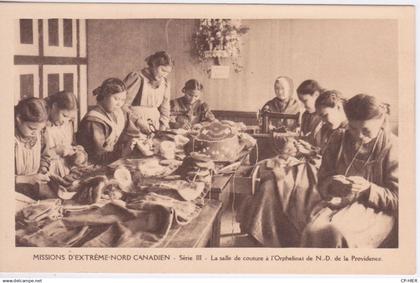 CANADA - TERRITOIRES EXTREME-NORD CANADIEN - FEMME ET JEUNE FILLE LA SALLE DE COUTURE A L'ORPHELINAT