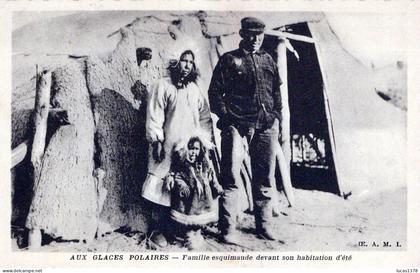 AUX GLACES POLAIRES / FAMILLE ESQUIMAUDE DEVANT SON HABITATION D'ETE