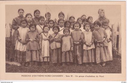 CANADA - TERRITOIRES EXTREME-NORD CANADIEN - UN GROUPE DE FILLES ORPHELINES  DU NORD