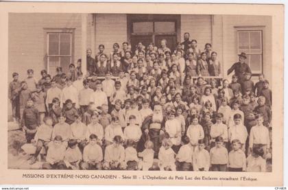 CANADA - TERRITOIRES EXTREME-NORD CANADIEN - ORPHELINAT DU PETIT LAC LES ESCLAVES ENCADRANT L'EVEQUE