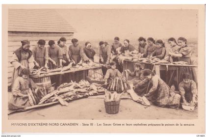 CANADA - TERRITOIRES EXTREME-NORD CANADIEN - LES SOEURS GRISES ET LEURS ORPHELINES PREPARENT LE POISSONS
