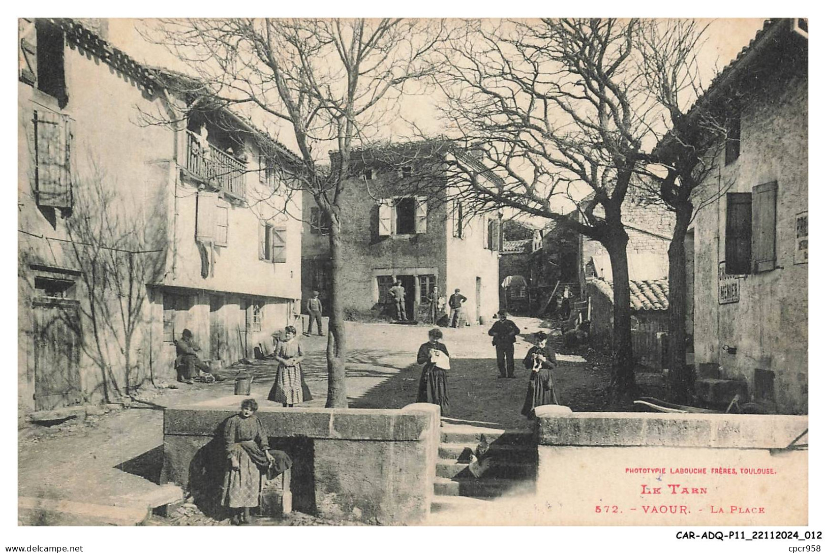 CAR-ADQP11-0738-81 - VAOUR - La place