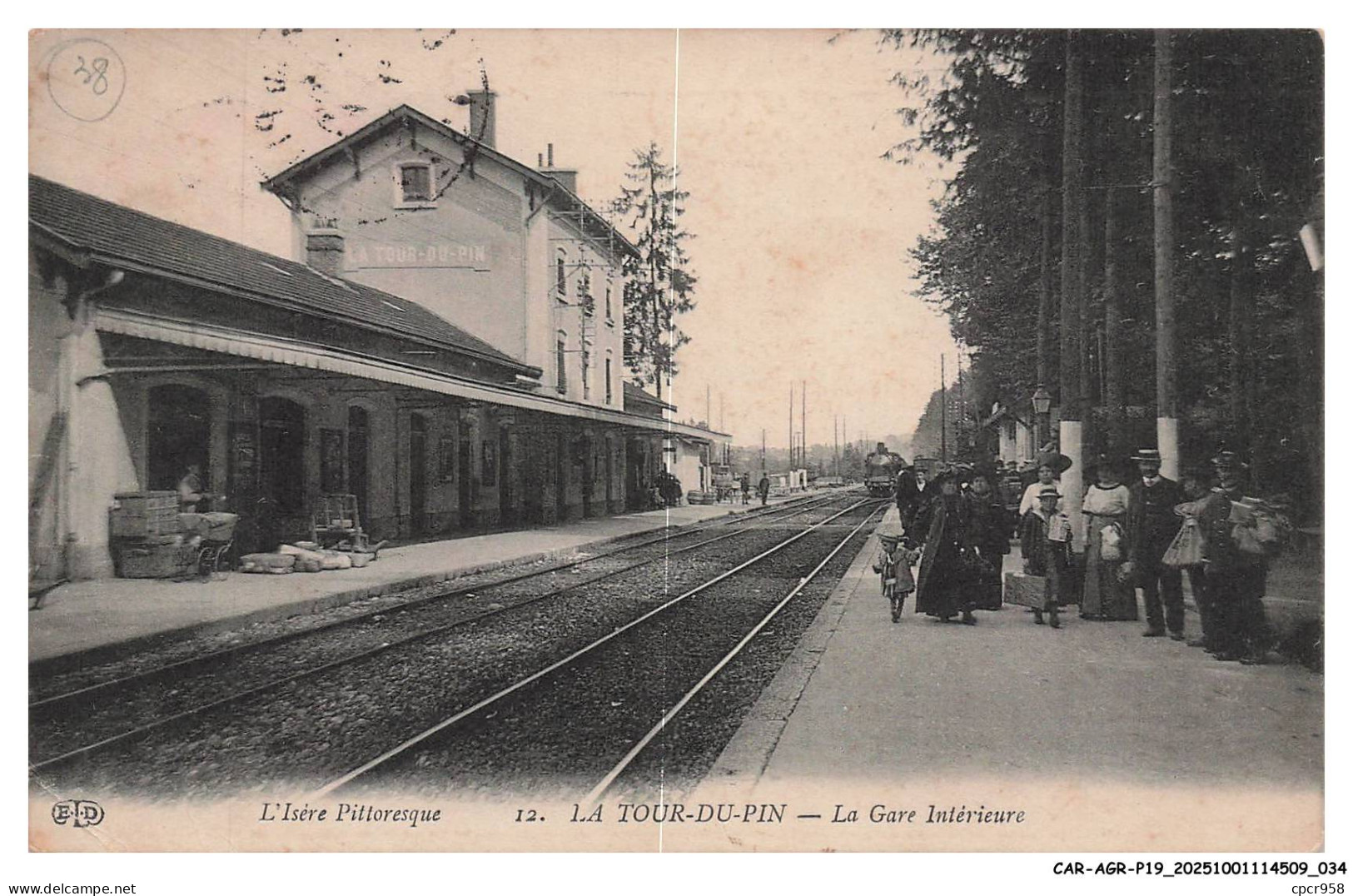 CAR-AGRP19-0901-38 - LA TOUR-DU-PIN - La gare intérieure