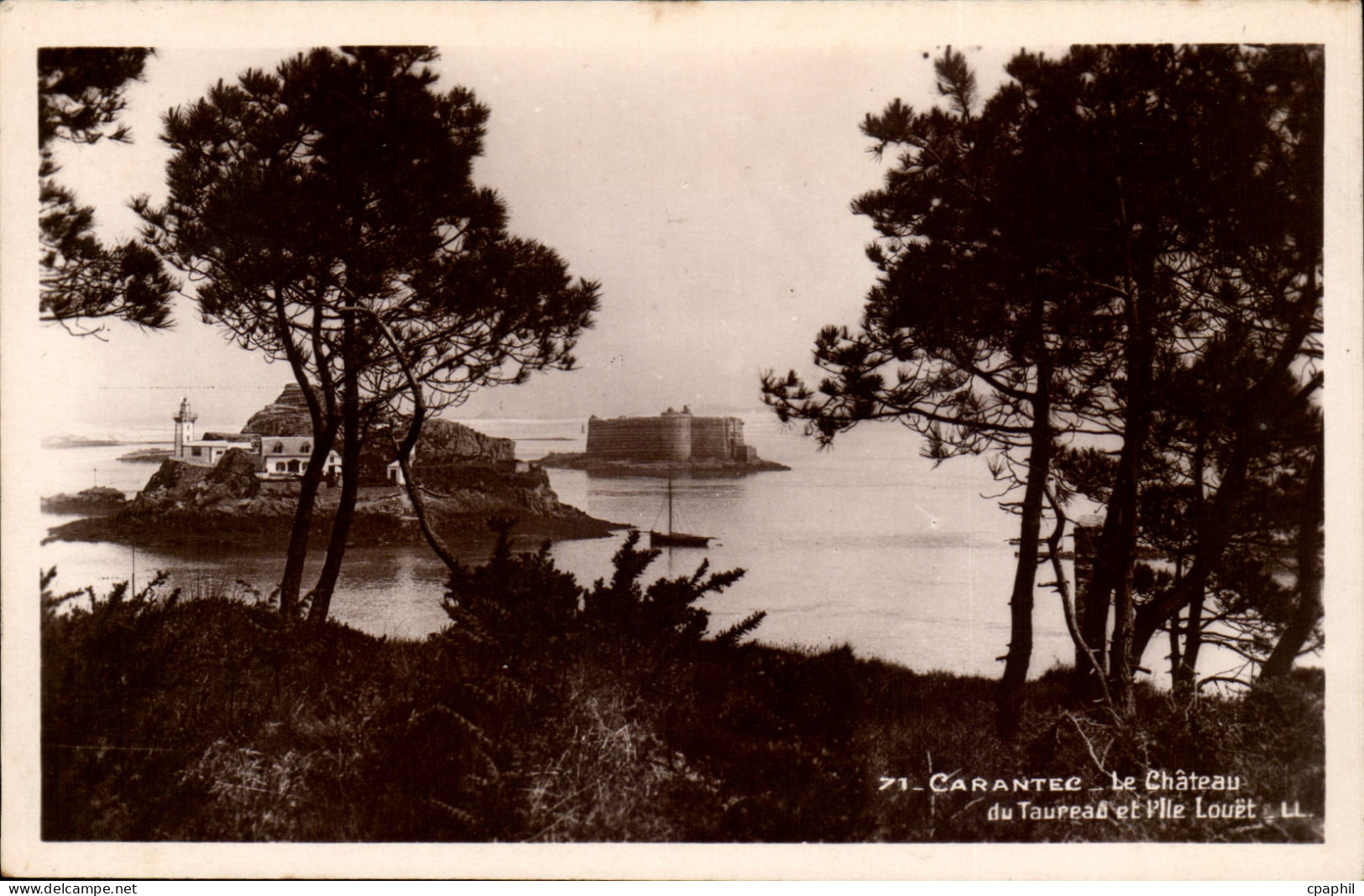 Carantec CPA Le chateau du Taureau et l'ile Louet