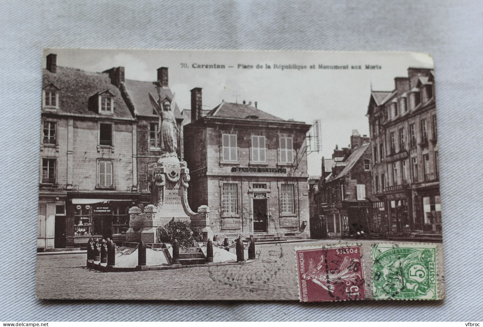 Carentan, place de la République et monument aux morts, Manche 50