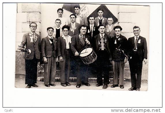 carte PHOTO 1920 ? ENVIRON FANFARE OU HOMMAGE AUX COMBATTANTS  ? A LOUE