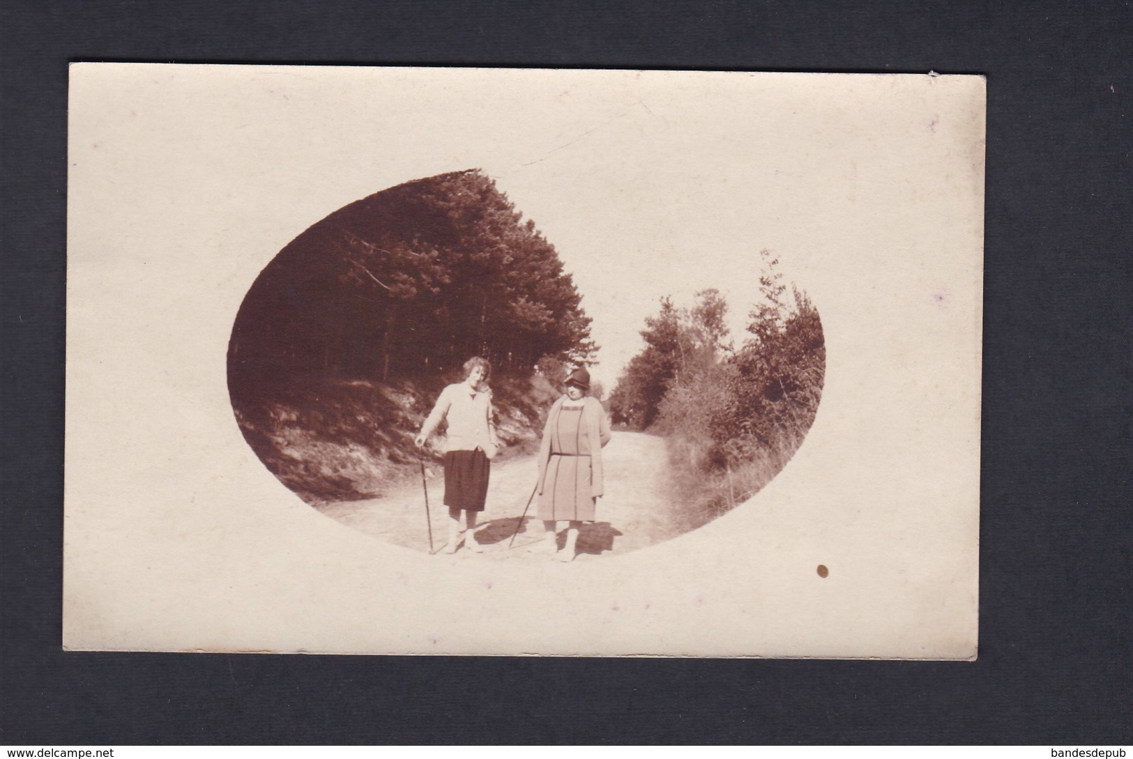 Carte photo archives Robert Chalot Guiry en Vexin (95) Femmes en promenade