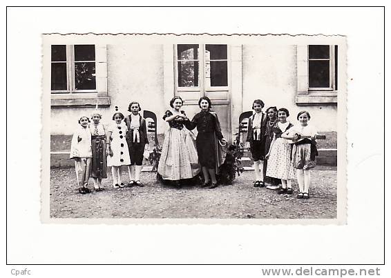 carte photo environ 1940 INGRANDES ? : groupe de théatre ?