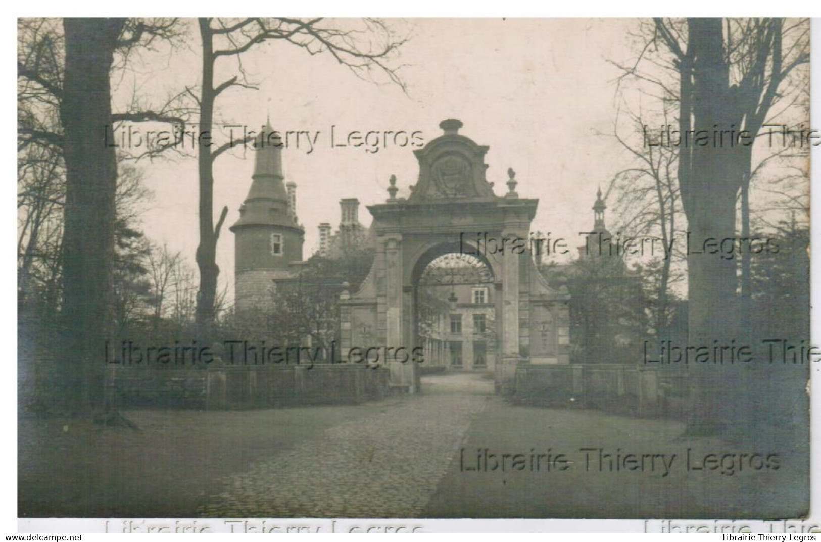 carte photo Fontaine l'Evêque  Entrée du Château   mention au dos   CPA