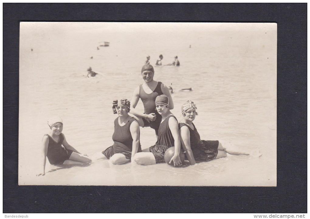 Carte photo Fouras les bains ( groupe de baigneur et baigneuses sur la plage en 1924)