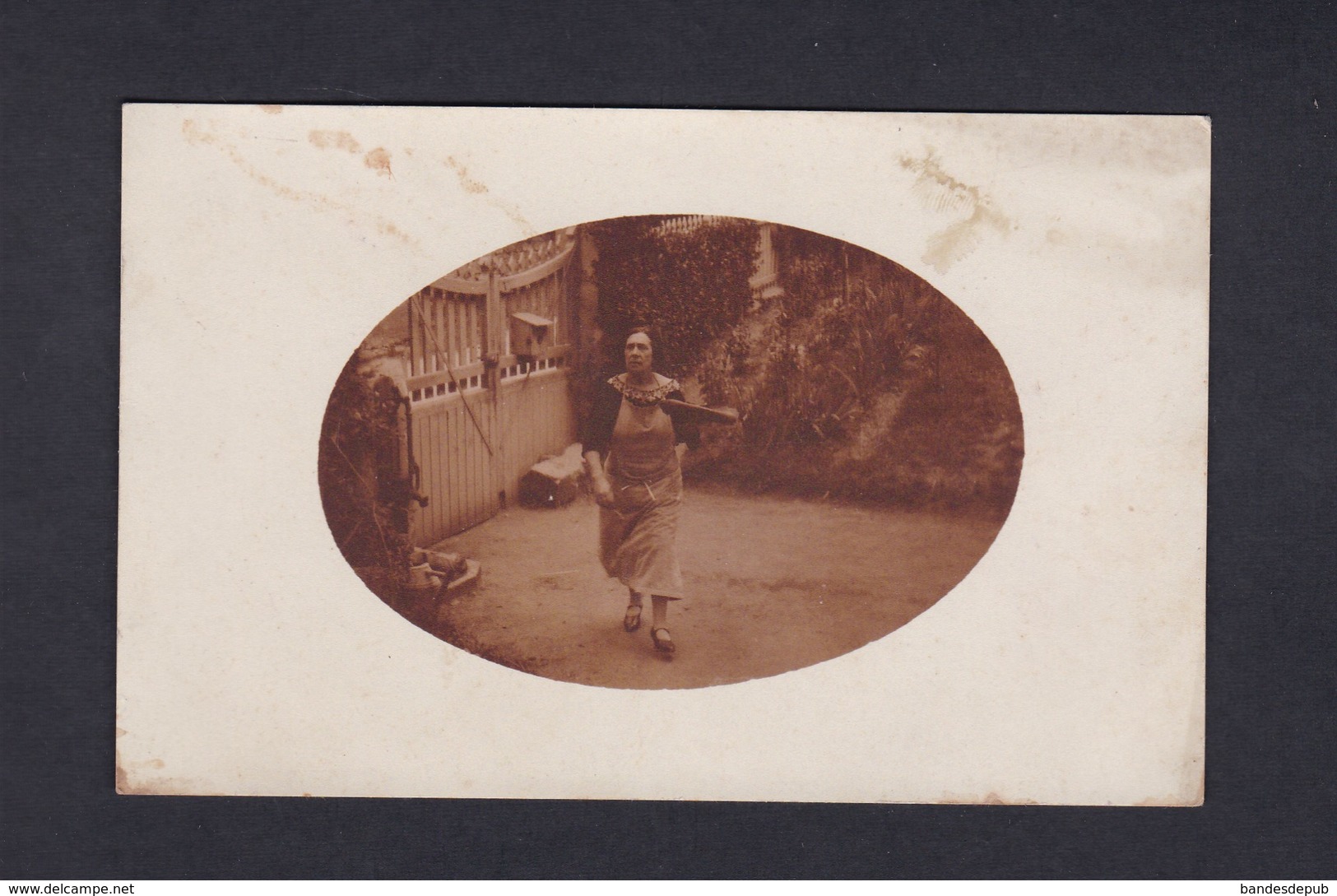 Carte photo Guiry en Vexin (95) Portrait femme jardin ( archives Robert Chalot )