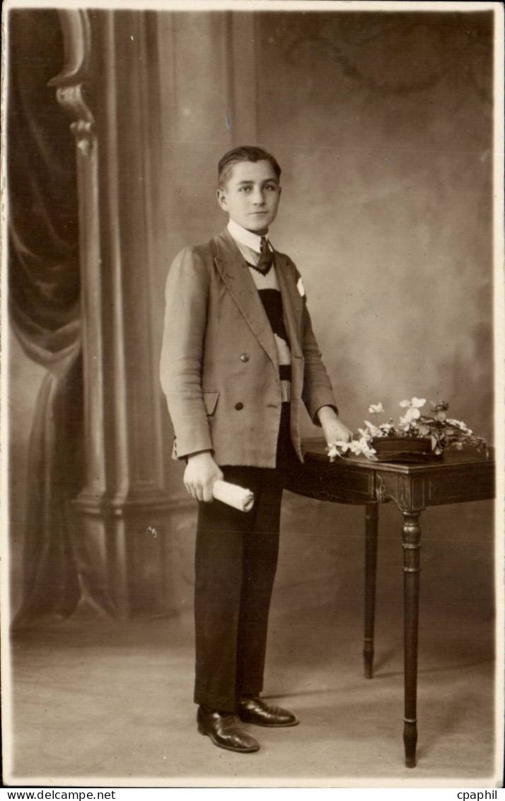 CARTE PHOTO Jeune homme a Lunel