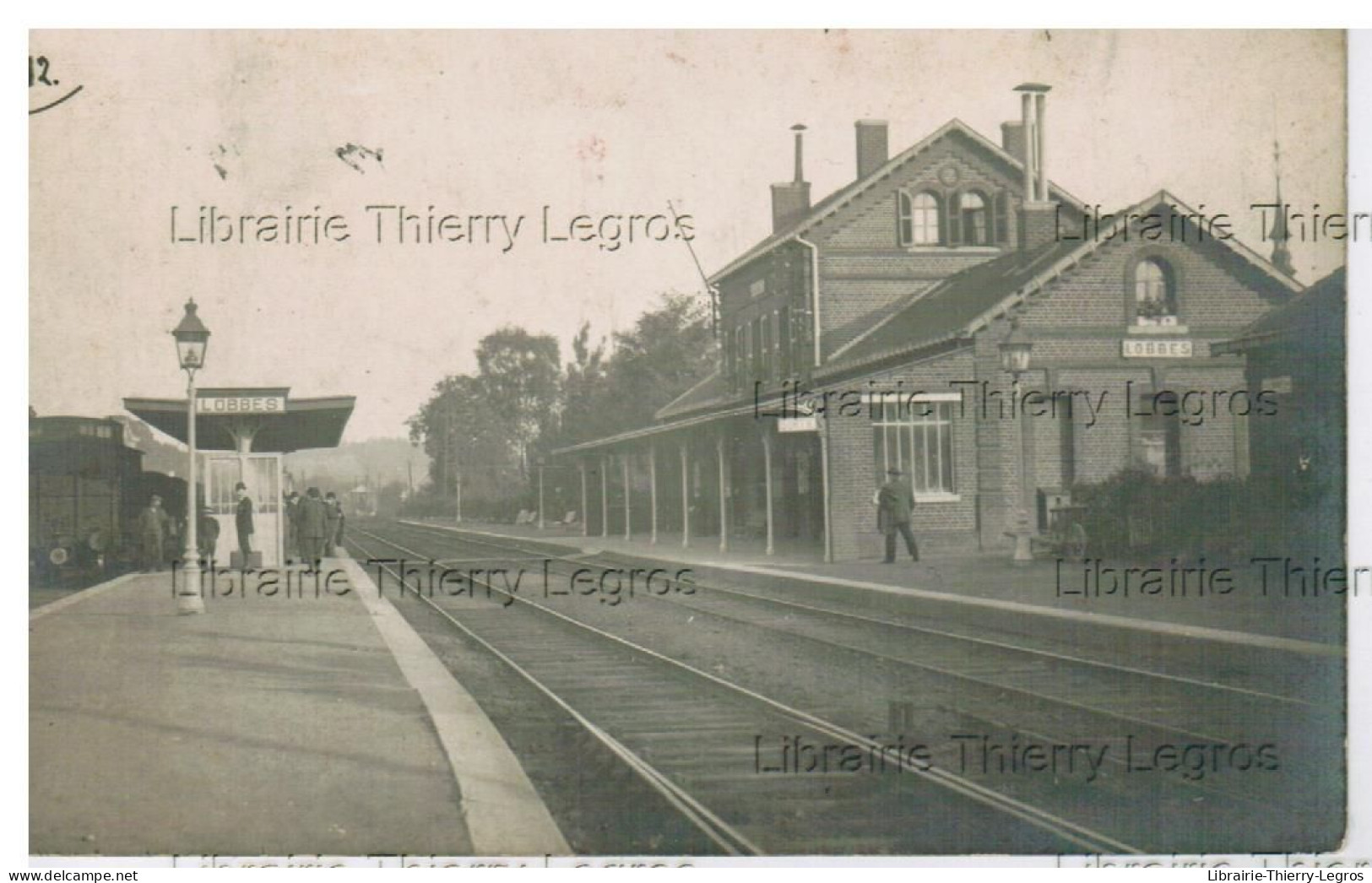 carte photo  Lobbes Intérieur de la gare    mention au dos   CPA  train chemin de fer station statie