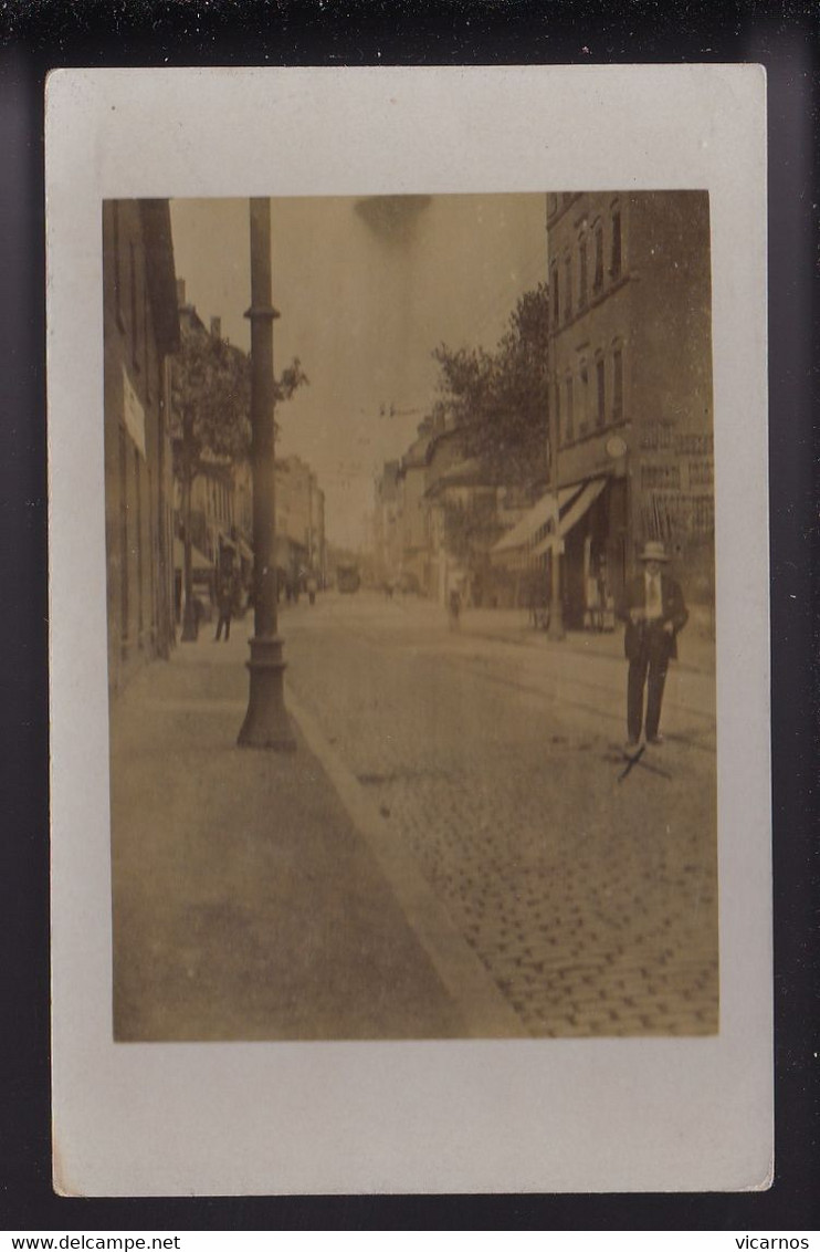 CARTE PHOTO LYON (une rue de Lyon avec le tramway à determiner) Lyon le 9 Aout 1911