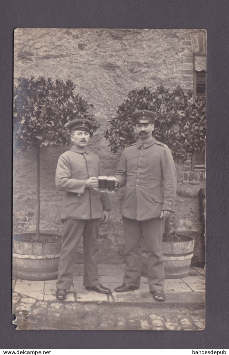 Carte photo militaria Hoehr Grenzhausen Höhr 1. Ers. Btl. Inf. Regt. Nr. 28 soldats trinquant biere (41968)