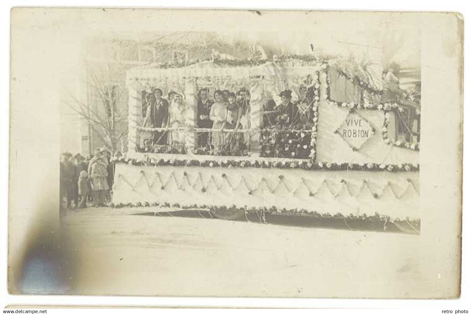 Carte-Photo Robion - Corso 1930 , hommes & femmes sur char