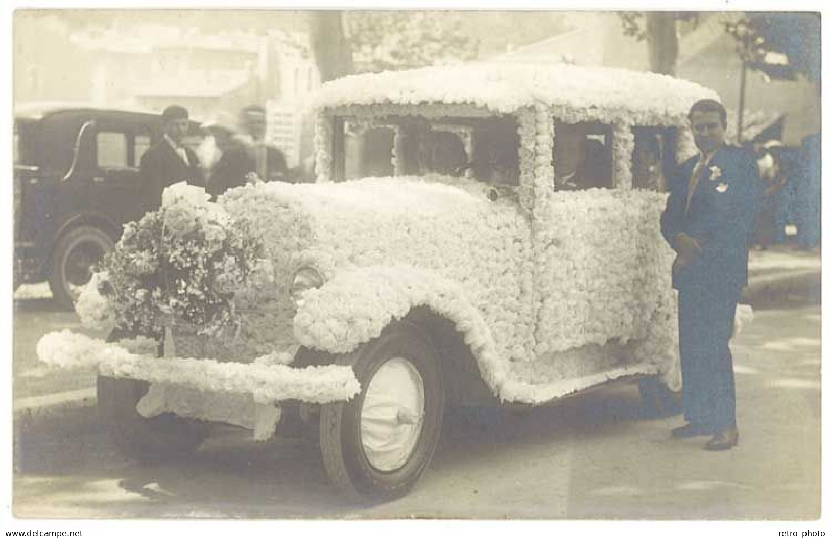 Carte-Photo Robion - Corso, automobile fleuri ( parmi les roses )
