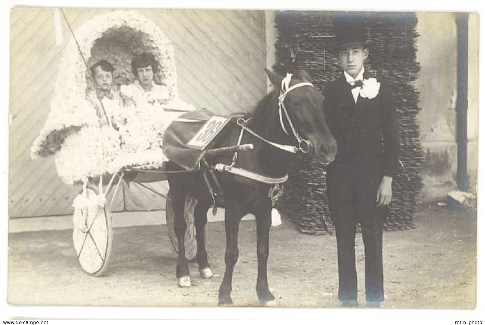 Carte-Photo Robion - Corso, charrette , enfants & fleurs