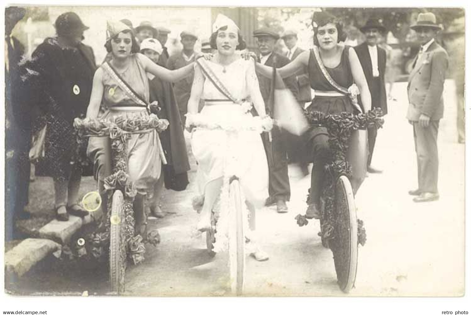 Carte-Photo Robion - Corso, femmes à vélo