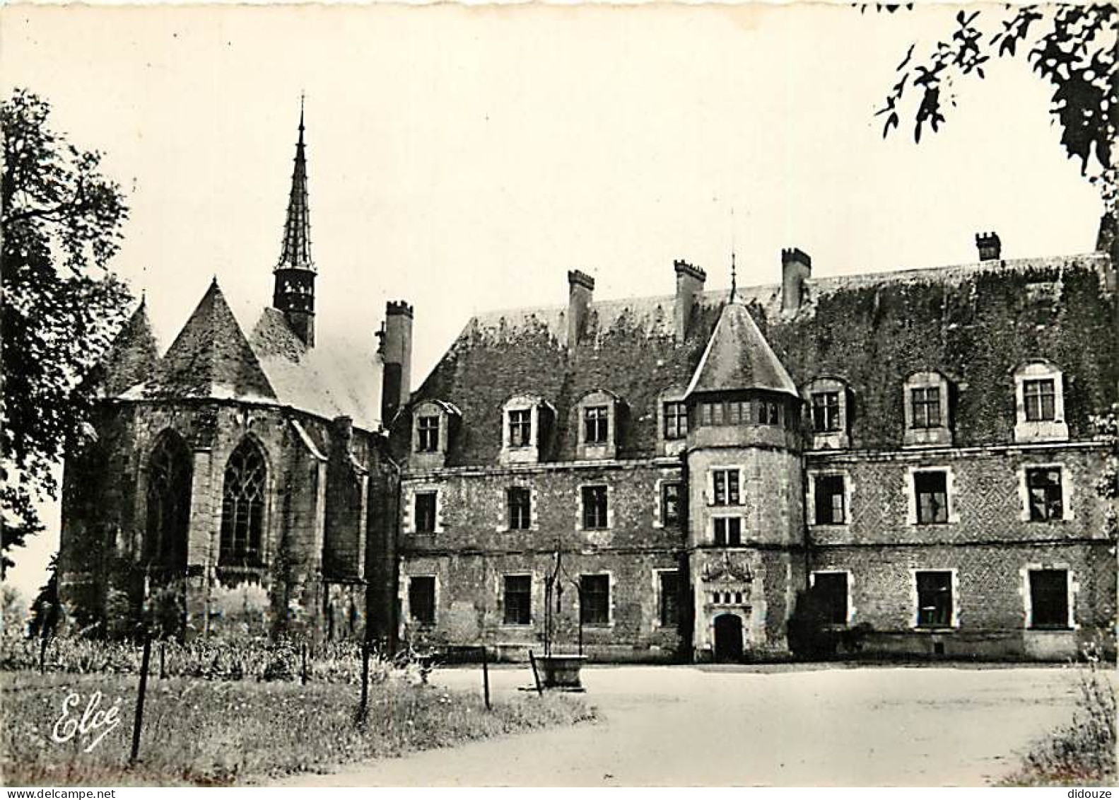 Carte Postale - 03 - Lapalisse - Vue de la Cour intérieure du Château de Lapalisse - Mention Photographie véritable - CP