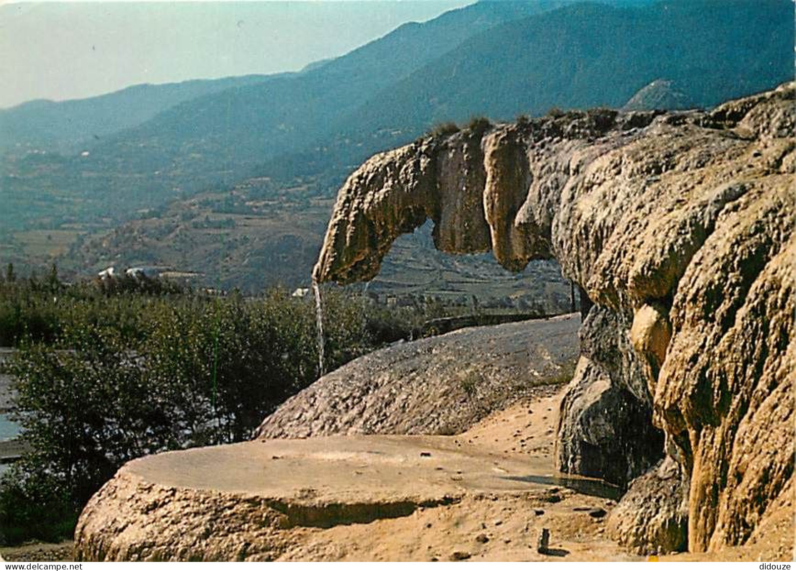 Carte Postale - 05 - Guillestre - Environs de Montdauphin - Guillestre - La fontaine pétrifiante de Réotier - CPM - Voir