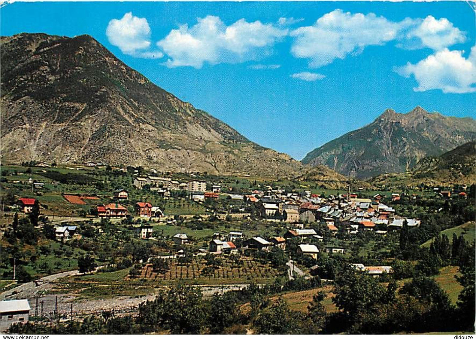 Carte Postale - 05 - Guillestre - Vue Générale - Au fond, Pic de Ca+inat (2454 m.) - Pic de Guillestre (2583 m.) - CPM -