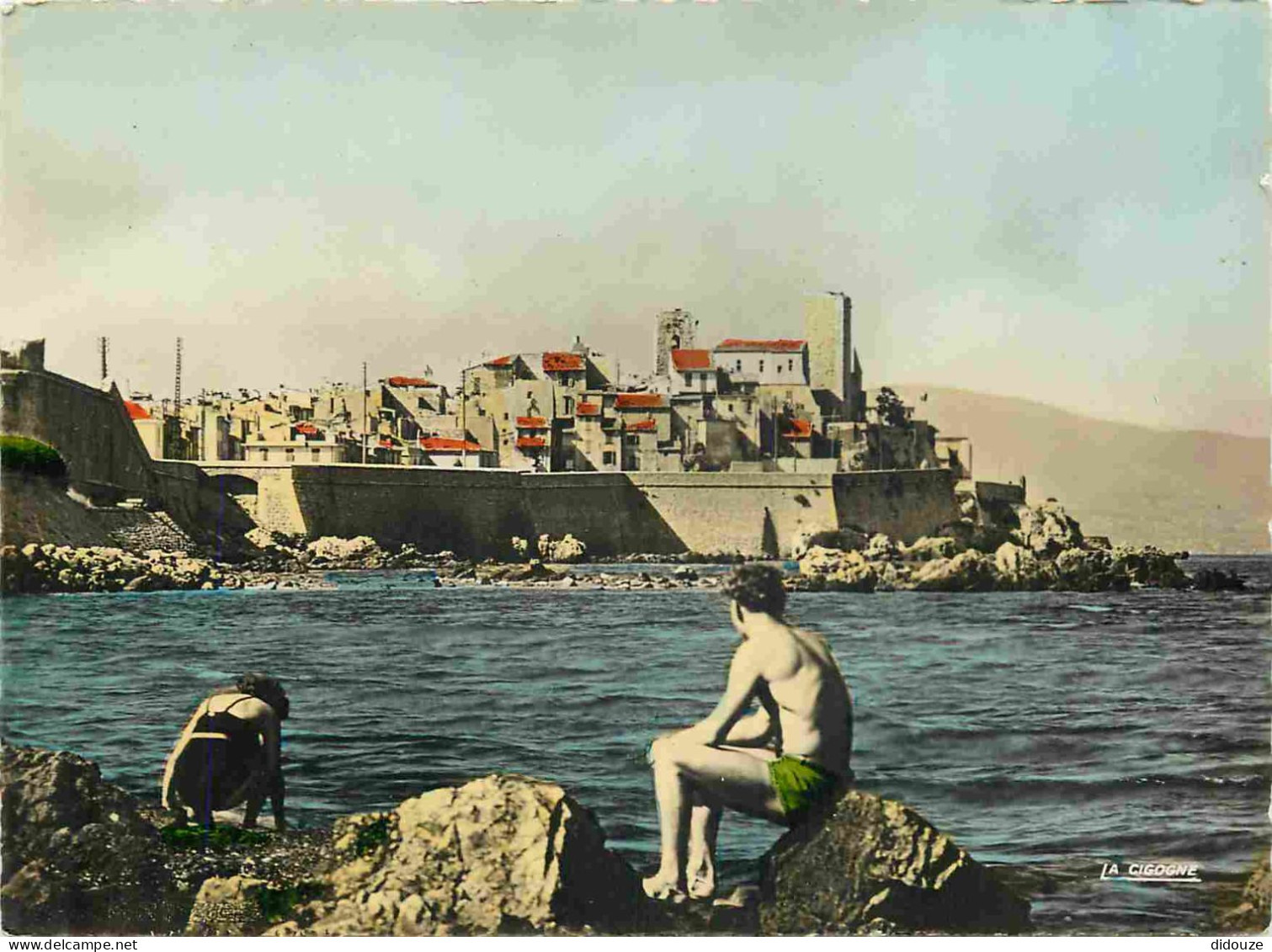 Carte Postale - 06 - Antibes - La vieille ville - Femme en maillot de bain - Mention Photographie Véritable - Carte dent