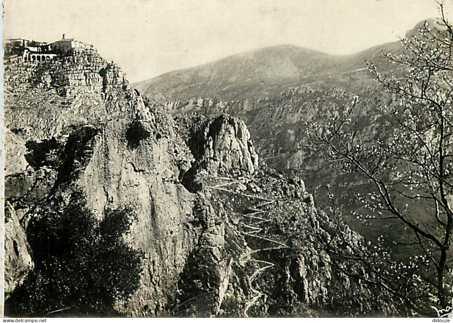 Carte Postale - 06 - Gourdon - Gourdon et le Chemin du Paradis - Carte dentelée - CPSM grand format - Carte Neuve - Voir