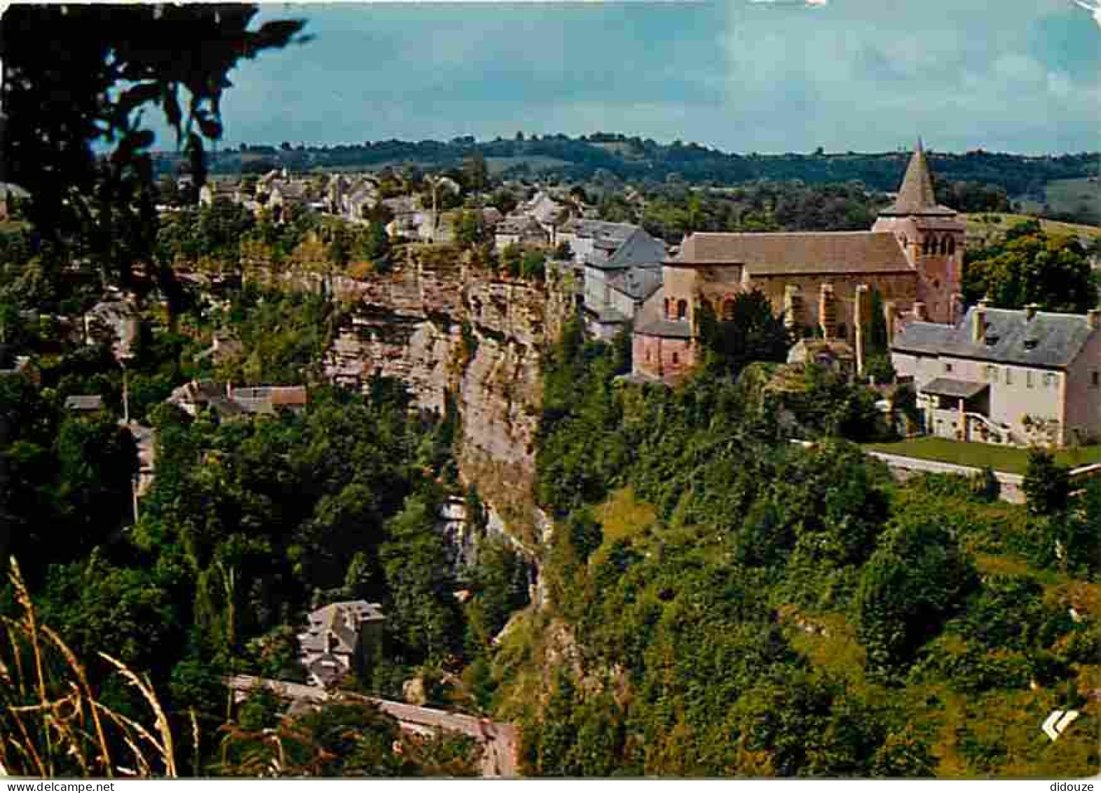 Carte Postale - 12 - Bozouls - Vue générale et le Trou de Bozouls - Etat pli visible - CPM - Voir Scans Recto-Verso - Po