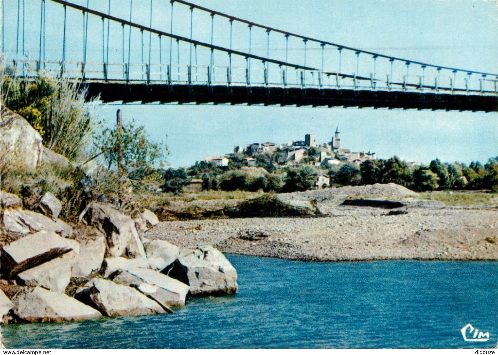 Carte Postale - 13 - Mallemort en Provence - Pont suspendu sur la Durance avec vue sur un coin pittoresque de Mallemort