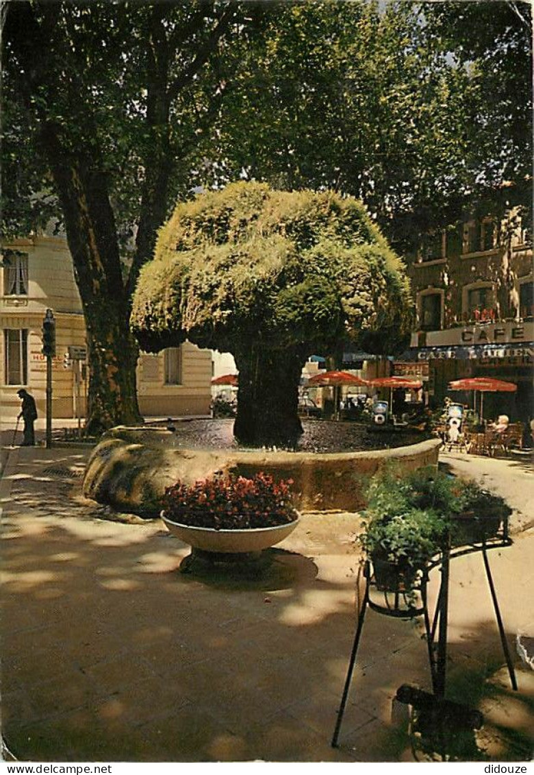 Carte Postale - 13 - Salon de Provence - La Fontaine moussue et la Place Crousillat - Flamme Postale de Salon de Provenc